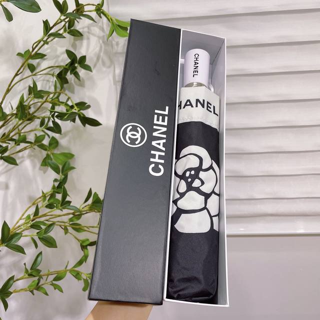 Chanel 香奈儿 复古风 极品小香火爆自动伞重磅呈现 卓越的品质和精湛制作工艺让其成为品位与质量并存的一件作品 全自动一键开收 带给你举手投足间的享受 伞面
